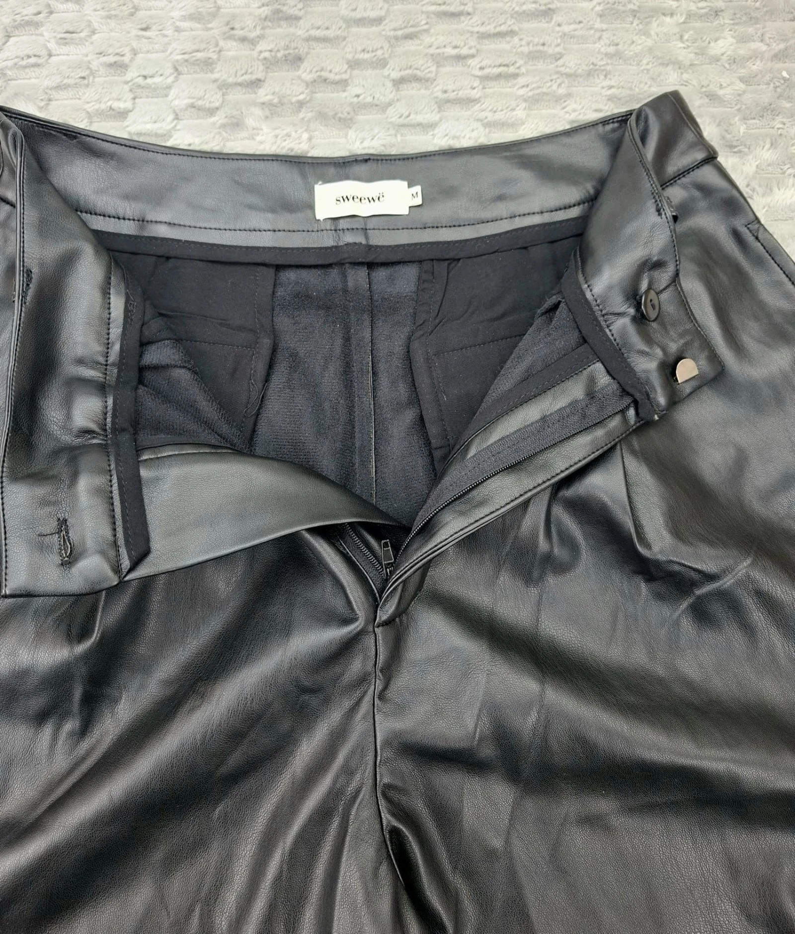 Sweewë Faux Leather Shorts Trousers Black Y2K Retro 2000s Style – photo 2
